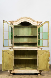 Een gepatineerde houten vitrinekast, 19e eeuw