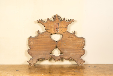 Een polychroom en verguld houten bekroond alliantiewapen, 18e eeuw