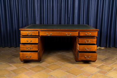 Een Engelse Hobbs &amp; Co mahoniehouten bureau met lederen bovenblad, ca. 1900