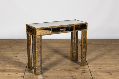 Een bureau-console in spiegelglas en met messing monturen, 20e eeuw