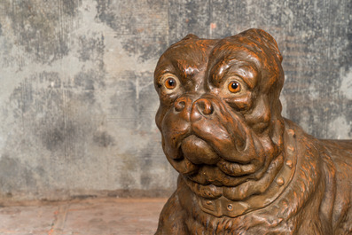 Een groot bruin gepatineerd terracotta model van een bulldog hond, 20e eeuw