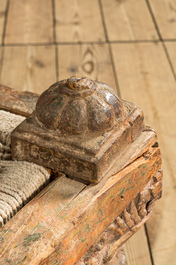 Een vermoedelijk Indisch houten rustbed met sporen van polychromie, 20e eeuw