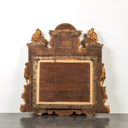 Een architecturaal gesculpteerde en vergulde houten spiegel met putti, 18/19e eeuw