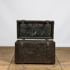 Een met ijzer beklede houten koffer met binnenwerk, 17/18e eeuw