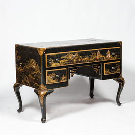 Een Engelse gelakte en vergulde houten bureau met chinoiserie decor, 19/20e eeuw