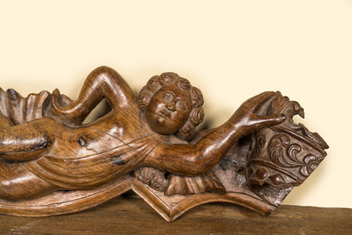 A pair of walnut putti with a crown, 18th C.