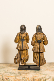 Een paar polychrome en vergulde houten geknielde en biddende engelen, ca. 1700