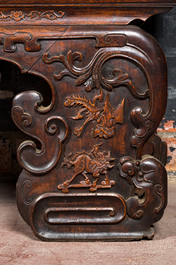 Een grote rijkelijk gestoken en opengewerkte Chinese houten &eacute;tag&egrave;re, 19e eeuw