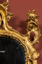 Een Franse fraai gesculpteerde vergulde houten Lodewijk XV-stijl rocaille spiegel, 18/19e eeuw