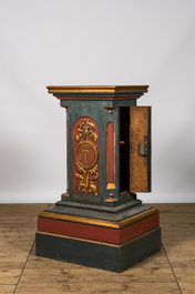 Een gepolychromeerde en vergulde houten opbergzuil met initialen, 19e eeuw
