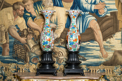 Paire de grands vases en porcelaine de Japon sur socles en bois noirci, 19&egrave;me