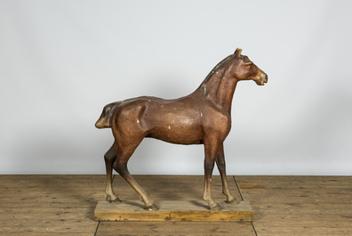 Een groot model van een paard in beschilderd papier m&acirc;ch&eacute;, 1e helft 20e eeuw