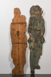 Twee Franse 'dummy' soldaten in gegraveerd papier op hout, 19/20e eeuw