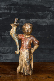 Figure d'une dame en bois sculpt&eacute; et polychrom&eacute; tenant une torche mont&eacute;e d'un bougeoir en fer forg&eacute;, 17&egrave;me
