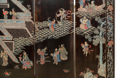 Een Chinees gelakt zesdelig kamerscherm met decor van onsterfelijken, 20e eeuw