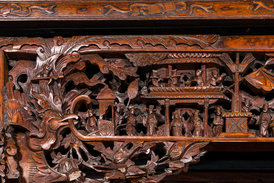 Grande &eacute;tag&egrave;re en bois richement sculpt&eacute; et ajour&eacute;, Chine, 19&egrave;me