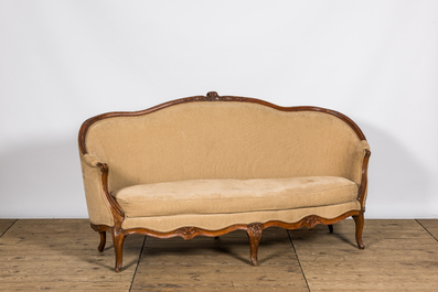 Een Franse houten sofa in Lodewijk XV-stijl, 18/19e eeuw