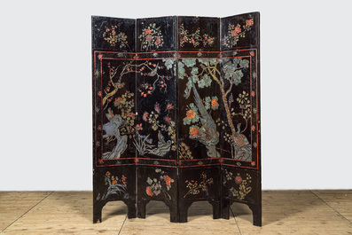Een Chinees gelakt vierdelig kamerscherm met paleissc&egrave;ne, 19/20e eeuw