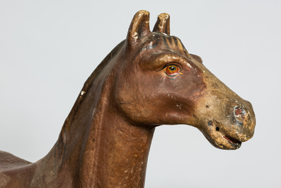 Een groot model van een paard in beschilderd papier m&acirc;ch&eacute;, 1e helft 20e eeuw