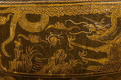 Een uitzonderlijk groot Chinees of Vietnamees ovaal aardewerken bassin met draken en feniksen, 18/19e eeuw