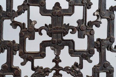 Vier Chinese opengewerkte houten panelen, 19e eeuw
