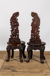 Een paar Japanse gesculpteerde houten stoelen met draken, Meiji, 19/20e eeuw