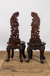 Paire de chaises en bois sculpt&eacute; &agrave; d&eacute;cor de dragons, Japon, Meiji, 19/20&egrave;me