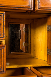 Cabinet sur pied en bois divers avec marqueterie de fausse &eacute;caille, 20&egrave;me