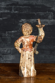 Figure d'une dame en bois sculpt&eacute; et polychrom&eacute; tenant une torche mont&eacute;e d'un bougeoir en fer forg&eacute;, 17&egrave;me