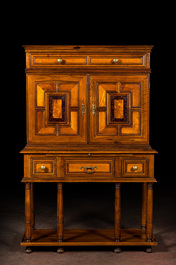 Cabinet sur pied en bois divers avec marqueterie de fausse &eacute;caille, 20&egrave;me