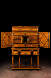 Cabinet sur pied en bois divers avec marqueterie de fausse &eacute;caille, 20&egrave;me