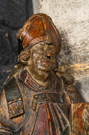 Een polychrome houten sculptuur van Sint-Nikolaas, 17e eeuw