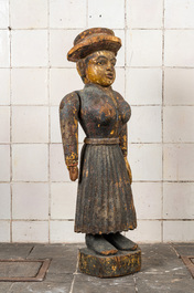 Figure f&eacute;minine en bois sculpt&eacute; et polychrome, probablement Inde, 19&egrave;me
