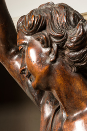 Important ange en noyer sculpt&eacute;, Flandres, 17&egrave;me, sur socle post&eacute;rieur