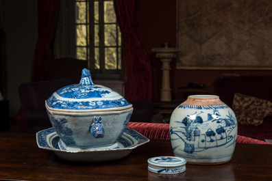 A Chinese blue and white tureen and a covered jar, 18/19th C.