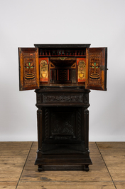 Cabinet sur pied de style n&eacute;o-classique en bois noirci avec int&eacute;rieur parquet&eacute; et d&eacute;cor polychrome, 18&egrave;me et apr&egrave;s