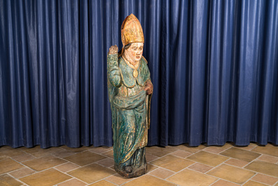 Een polychrome houten figuur van een bisschop, 16e eeuw