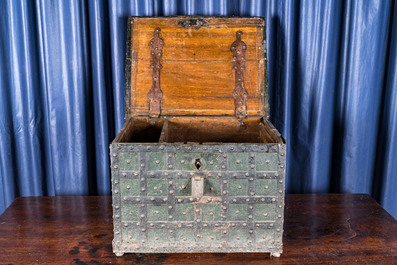 Een koffer met lederen bekleding en smeedijzeren beslag,17/18e eeuw