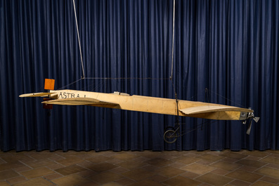 Een grote maquette of prototype van een Astra vliegtuig uit de pioniersperiode van de luchtvaart, 1e helft 20e eeuw