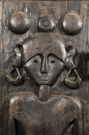 Een decoratieve houten Afrikaans ge&iuml;nspireerde &eacute;&eacute;ndeurkast, 20e eeuw