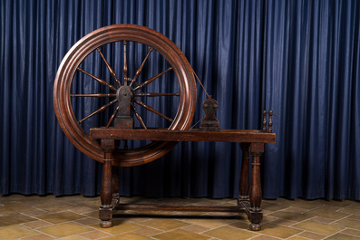 A mahogany spinning wheel, 19th C.