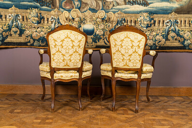 Een paar Franse Lodewijk XV stoelen in notelaar, 18e eeuw