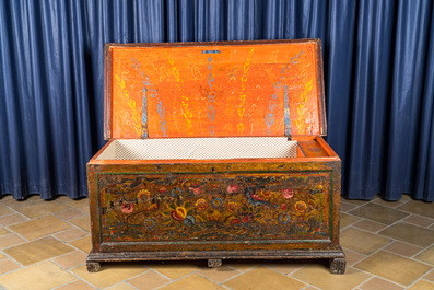Een polychrome dennenhouten bruidskoffer, ca. 1800