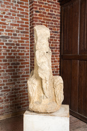 Fragment d'architecture en pierre sculpt&eacute;e figurant la Vierge &agrave; l'Enfant, 16&egrave;me
