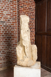 Een stenen architecturaal fragment van een Madonna met Kind, 16e eeuw