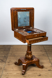 Een Engels-Indisch koloniale met parelmoer ingelegde houten schrijftafel, 19/20e eeuw
