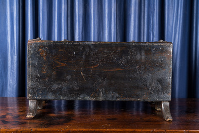 Een polychrome houten koetskoffer, 19e eeuw