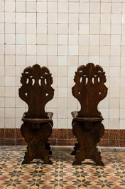 Une paire de chaises de type 'sgabello' en bois &agrave; d&eacute;cor de mascaron, Italie, 19&egrave;me