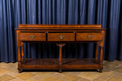 Een Engelse eikenhouten sideboard, 18e eeuw en later