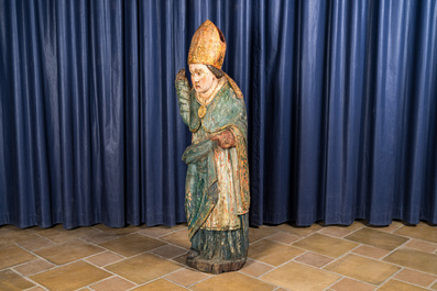 Een polychrome houten figuur van een bisschop, 16e eeuw